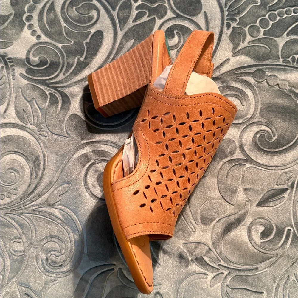 NWT Born Women's Tan Sandals - Genuine Leather Upper Sz 8 - Picture 5 of 14
